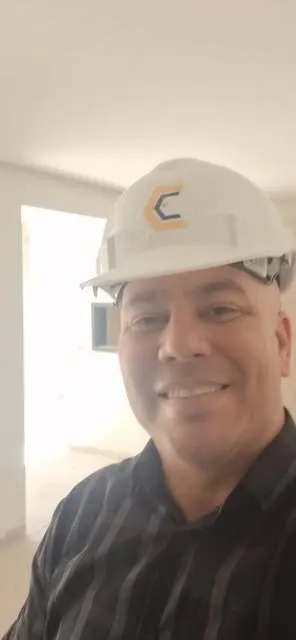 Anderson Hachtenberg de capacete em visita a uma obra
