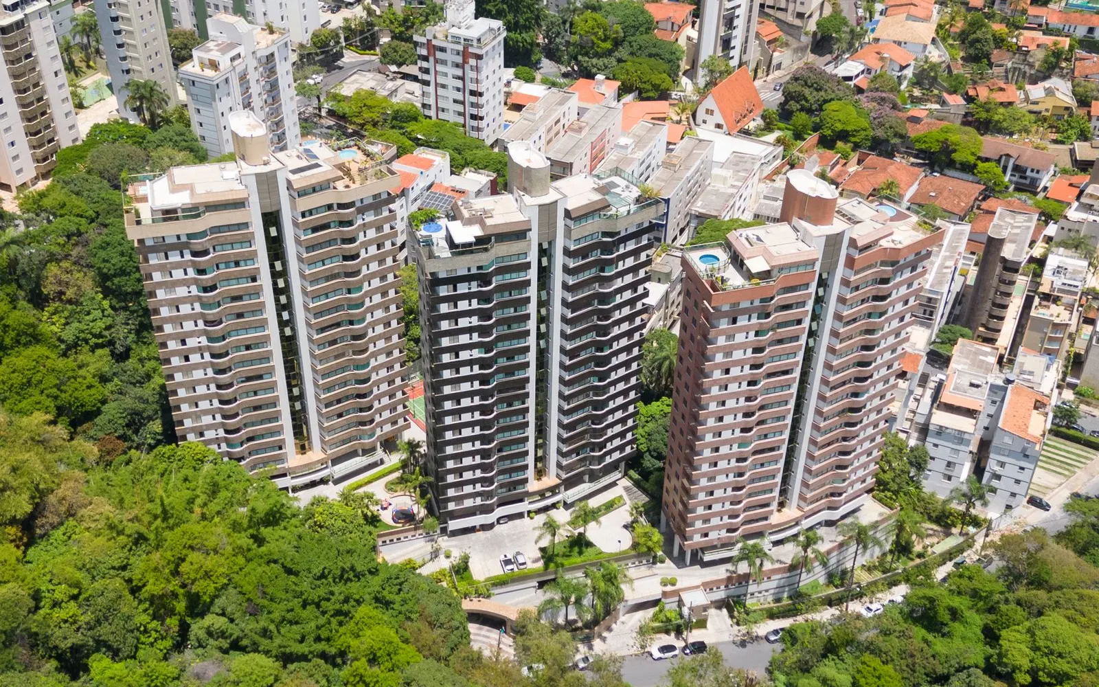 Prédios residenciais cercados de árvores